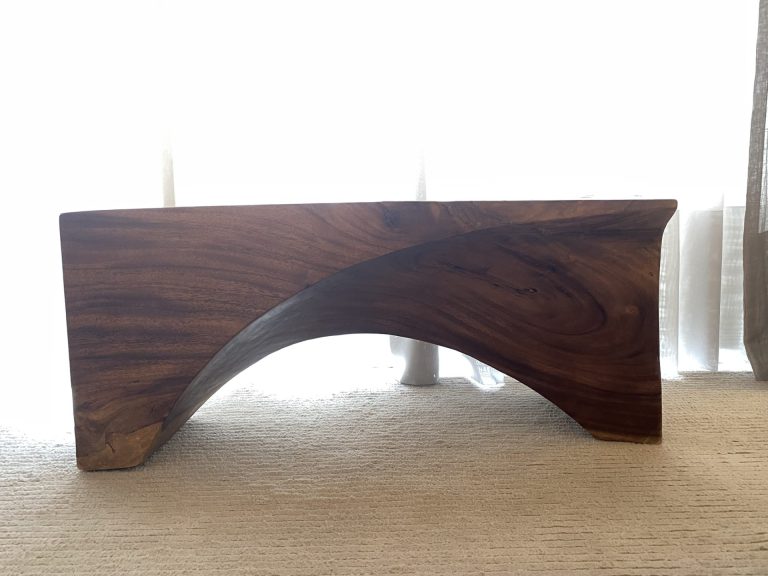 Mesa de apoio  em madeira maciça.