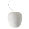 Pendente Rituals 3 da Foscarini, apresenta uma cúpula de vidro acetinado soprado, emite uma luz quente e intensa que faz lembrar as tradicionais lanternas de papel japonesas. Designer: Ludovica e roberto Palomba DIMENSÕES: L x A (cm) 19 x 21 Lâmpada E27