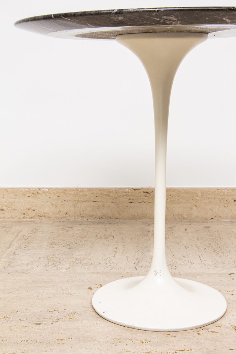 A mesa lateral Saarinen possui características, dimensões, acabamento e qualidade de alto padrão, possui base tulipa e pintura automotiva, tampo em mármore, acabamento chanfrado nas bordas. Perfeita para qualquer ambiente. Dimensões: D x A (cm) 52 x 53