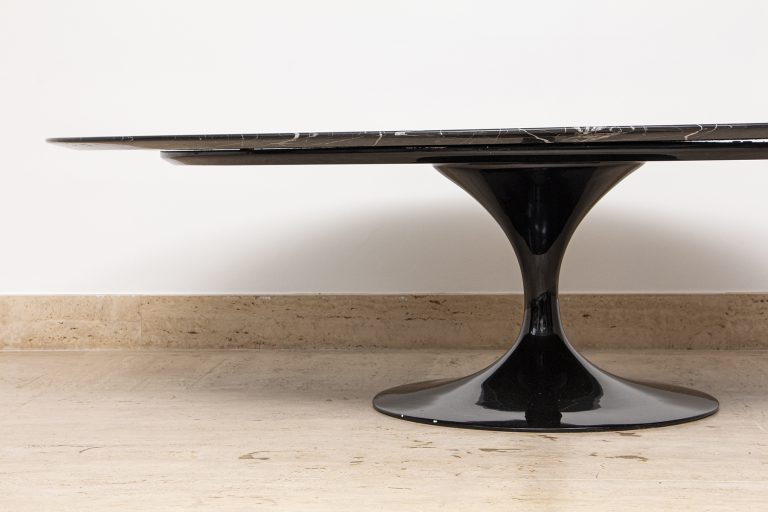 Mesa de centro Saarinen Atemporal, a mesa Saarinen encanta a todos por seu design e sofisticação. Material: Mármore e pés com pintura automotiva preta DIMENSÕES: L x P x A (cm) 137 x 92 x 40