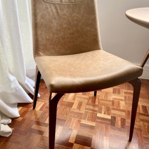 Conjunto com 4 cadeiras Nuna | Estar Móveis Pés em aço carbono revestido de madeira e assento estofado em couro. Dimensões: L 59 x P 58 x A 85cm
