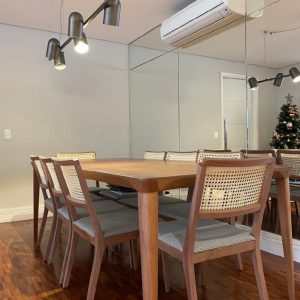 Mesa de Jantar Miss Uma peça leve, toda em madeira, sem quinas, de livre acesso às cadeiras e ideal para variados estilos de ambientes, amplos ou não. Adquirida Estúdio Líder de Design DIMENSÕES: L x P x A (cm)  230 x 100 x 67