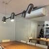 Pendente Passarinho Com luz direcionável em 360º pode transformar o ambiente conforme projetada: para cima rebate o teto emitindo uma luz difusa, para baixo é direta e focada.