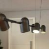 Pendente Passarinho Com luz direcionável em 360º pode transformar o ambiente conforme projetada: para cima rebate o teto emitindo uma luz difusa, para baixo é direta e focada.