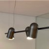 Pendente Passarinho Com luz direcionável em 360º pode transformar o ambiente conforme projetada: para cima rebate o teto emitindo uma luz difusa, para baixo é direta e focada.