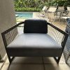 Par de Poltronas Canyelles | Artefacto Poltronas Canyelles, estrutura em metal com pintura cinza, tecido jacquard Bahamas outdoor,  ideal para ser usada em ambientes externos. DIMENSÕES: L x P x A (cm) 95 x 80 x 65 Avaliação: Apresentam marcas de uso.
