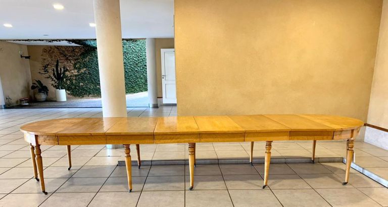 Mesa de Jantar em madeira "Birch" estilo e época Biedermeier. Possui 02 extensões de 50 cm. Adquirida: Passado Composto